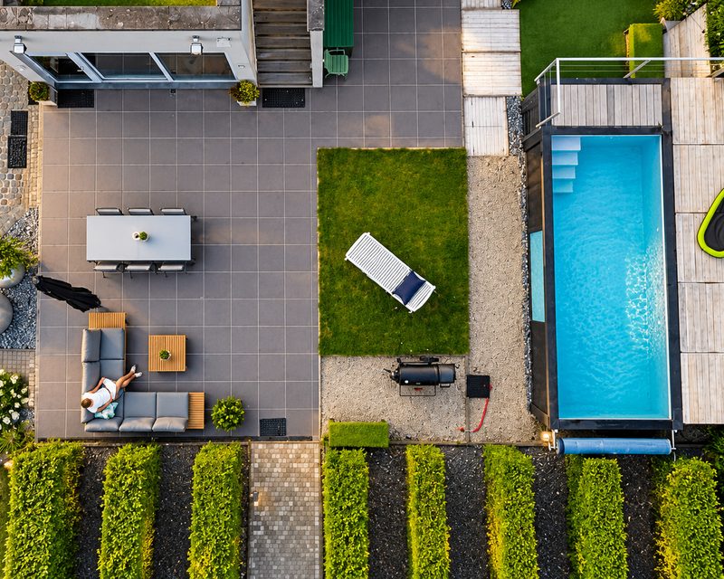 Moderne tuin met zwembad en terras.png